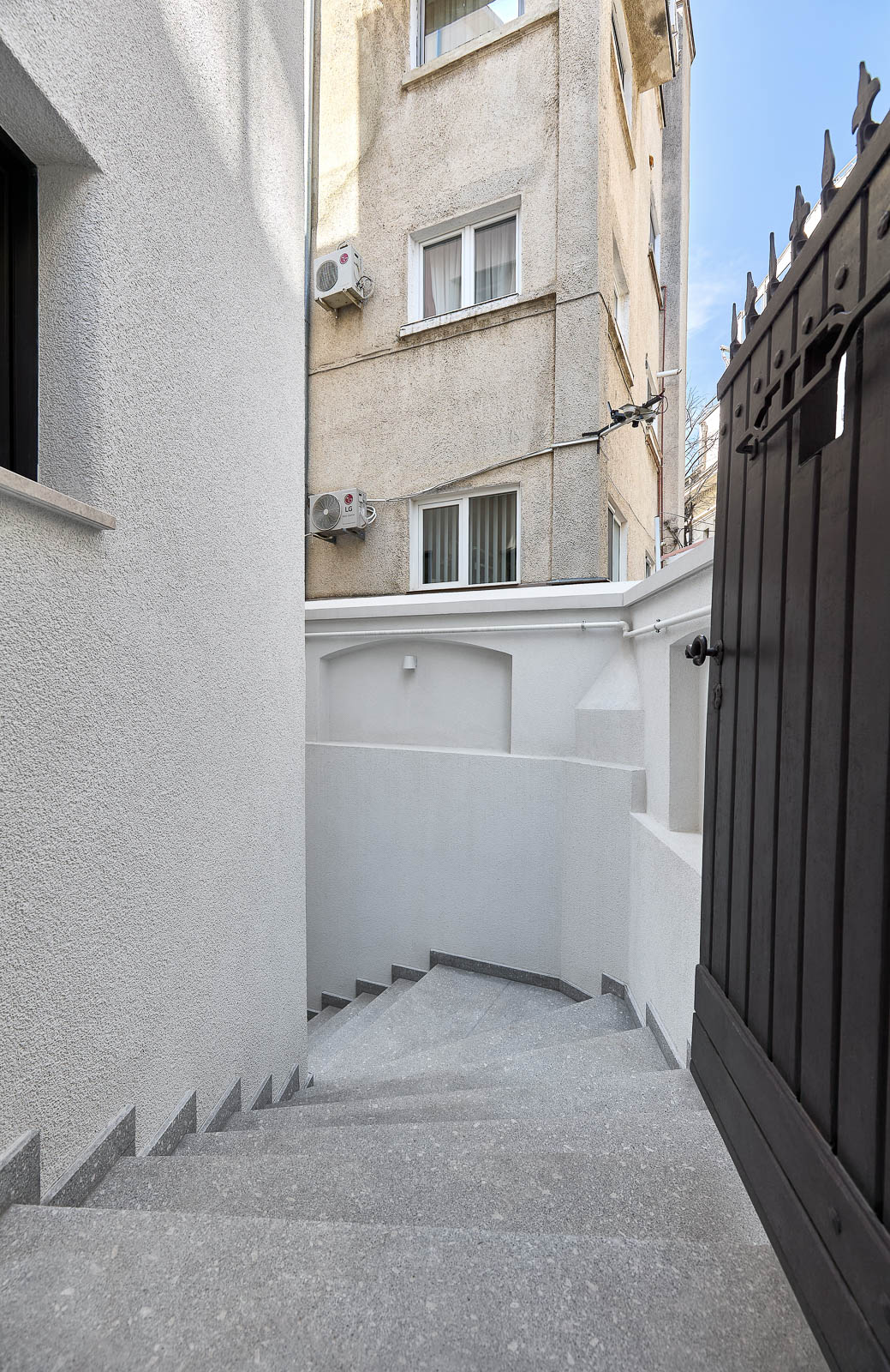 Vedere interioară, altă perspectivă – Rosenthal House, București
