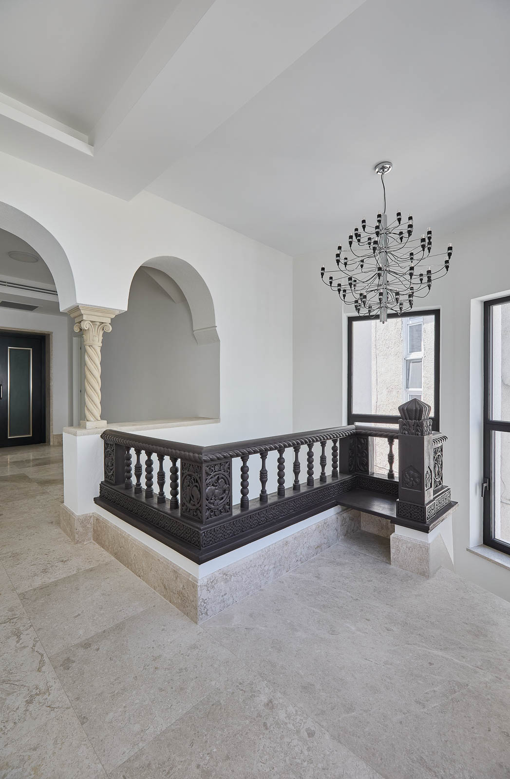 Fațadă a imobilului, vedere laterală – Rosenthal House, București