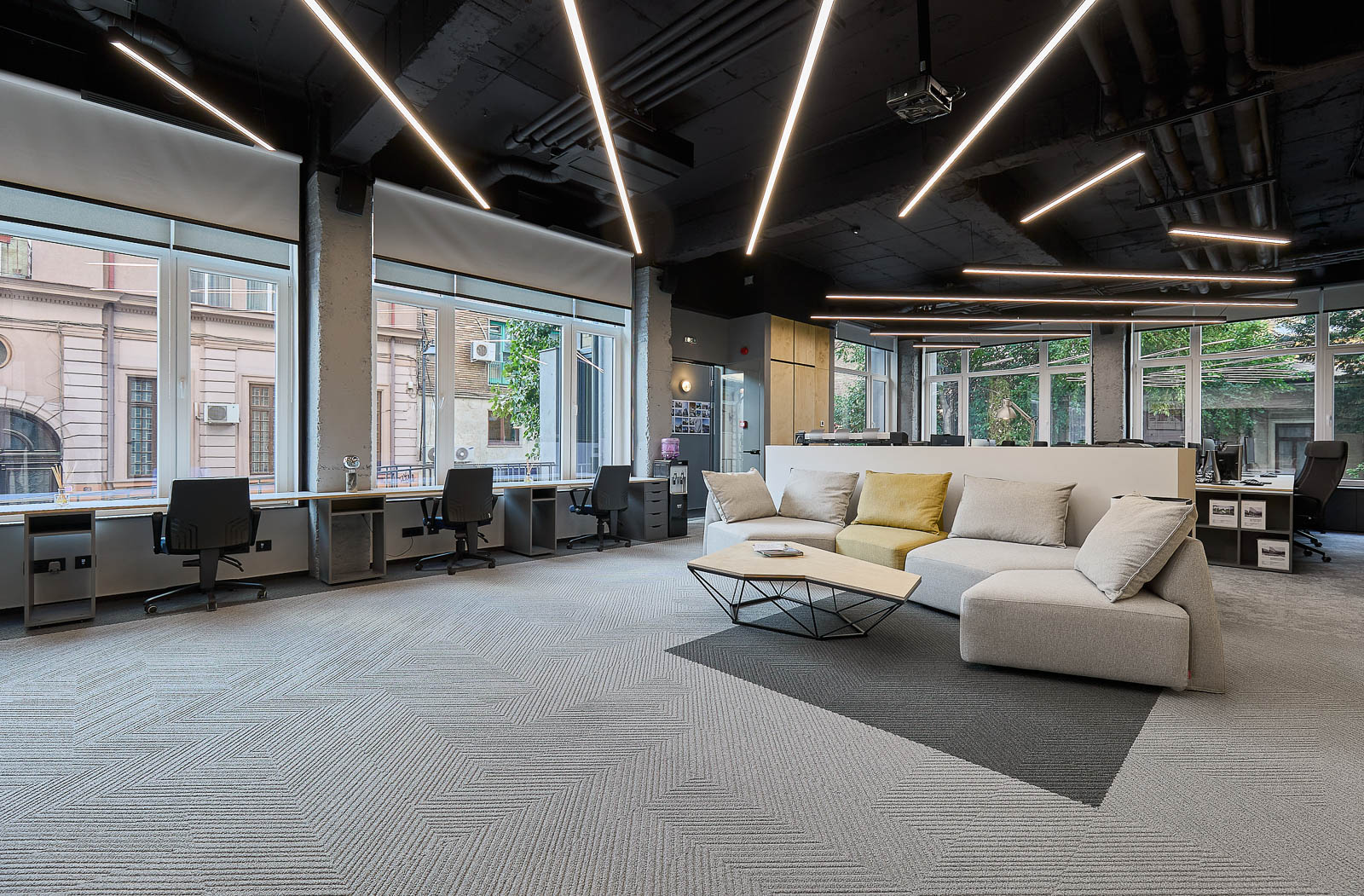 Vedere de ansamblu a amenajării interioare – DRS Architects Office, București