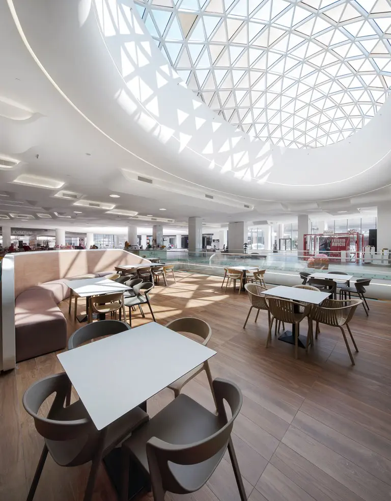 Spațiu interior al centrului comercial, de aproape – MegaMall, București