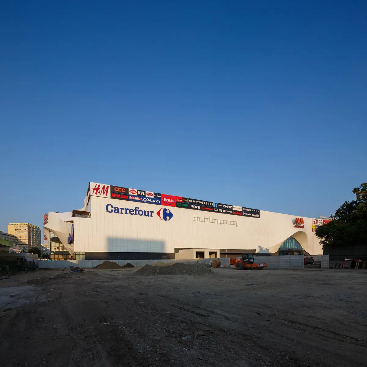 Perspectivă asupra atriumului, de aproape – MegaMall, București