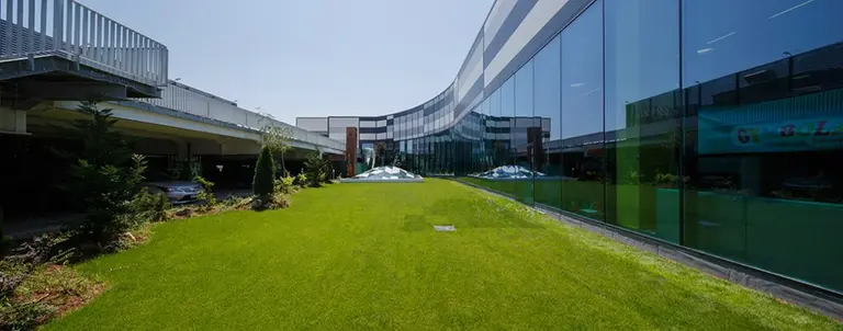 Vedere de ansamblu a mall-ului, detaliu – MegaMall, București