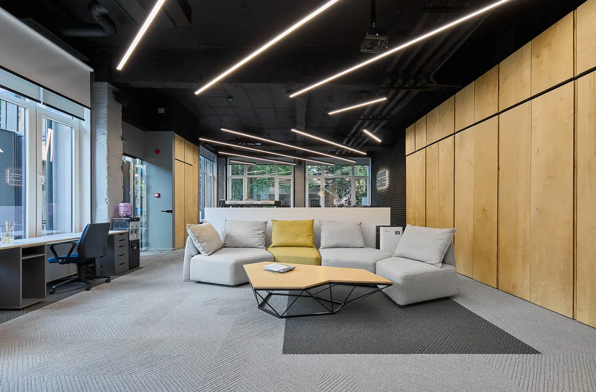 Zona de lucru a studioului DRS-Architects, cu peretele-mobilier ce funcționează ca arhivă operațională