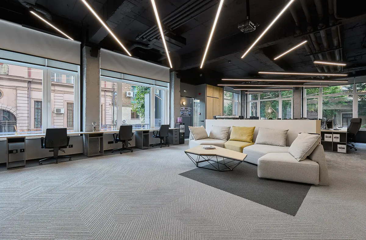 Vedere de ansamblu a amenajării interioare – DRS Architects Office, București