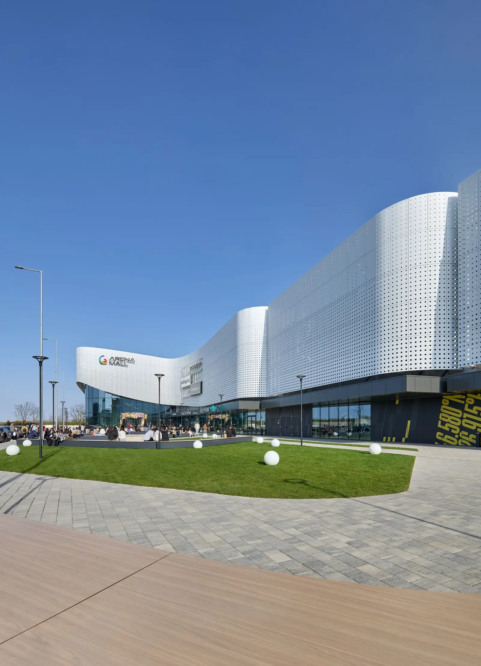 Fațada ondulată și esplanada verde a Arena Mall Bacău