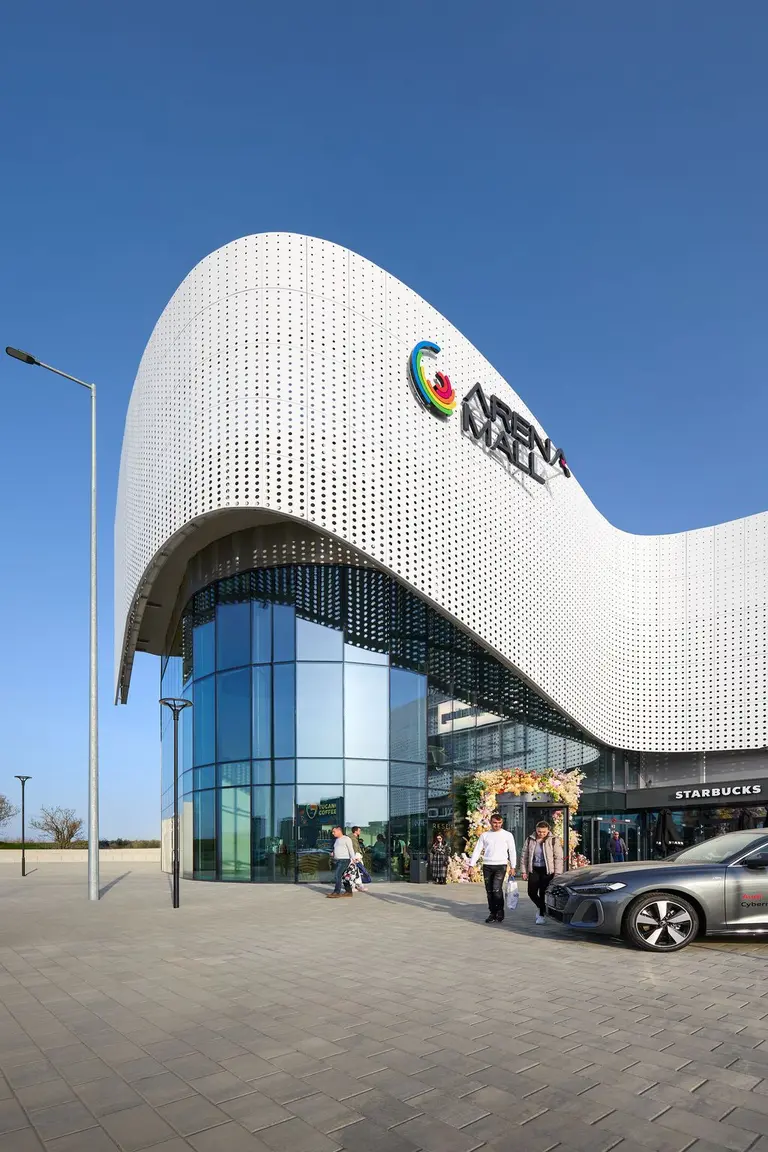 Volumul curbat cu sigla Arena Mall și intrarea vitrată, Arena Mall Bacău